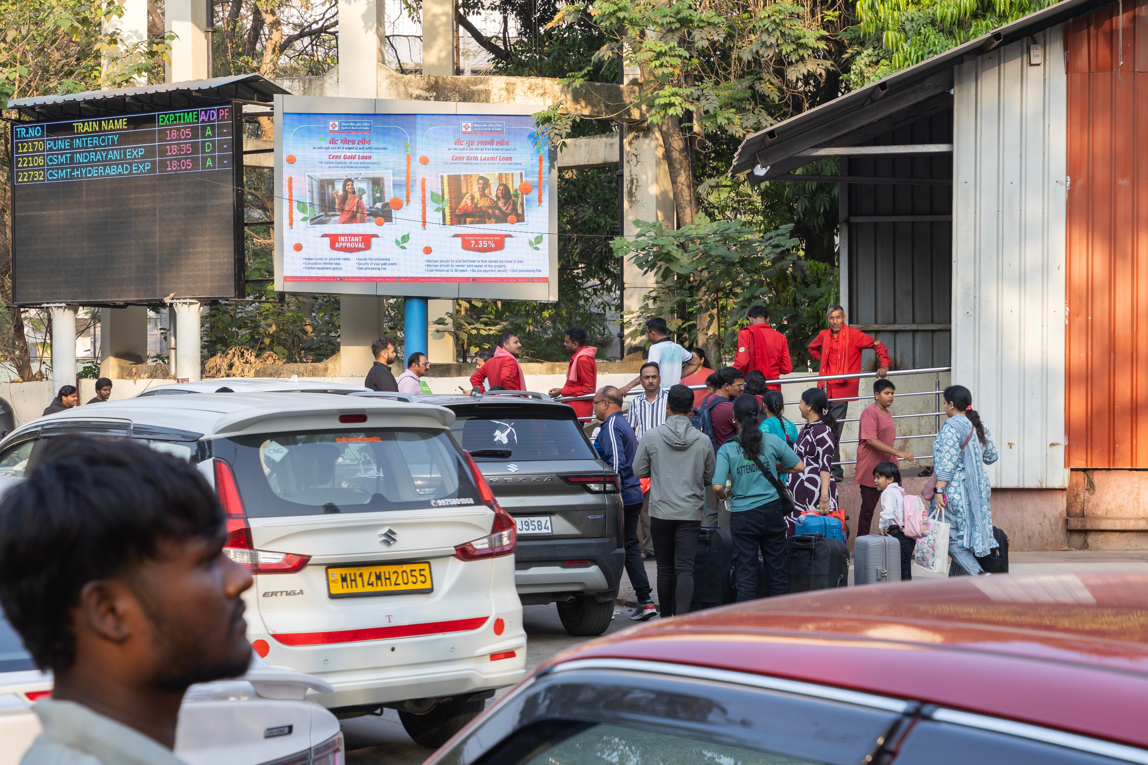 Central Bank campaign at Pune Station Tadiwala Road LED