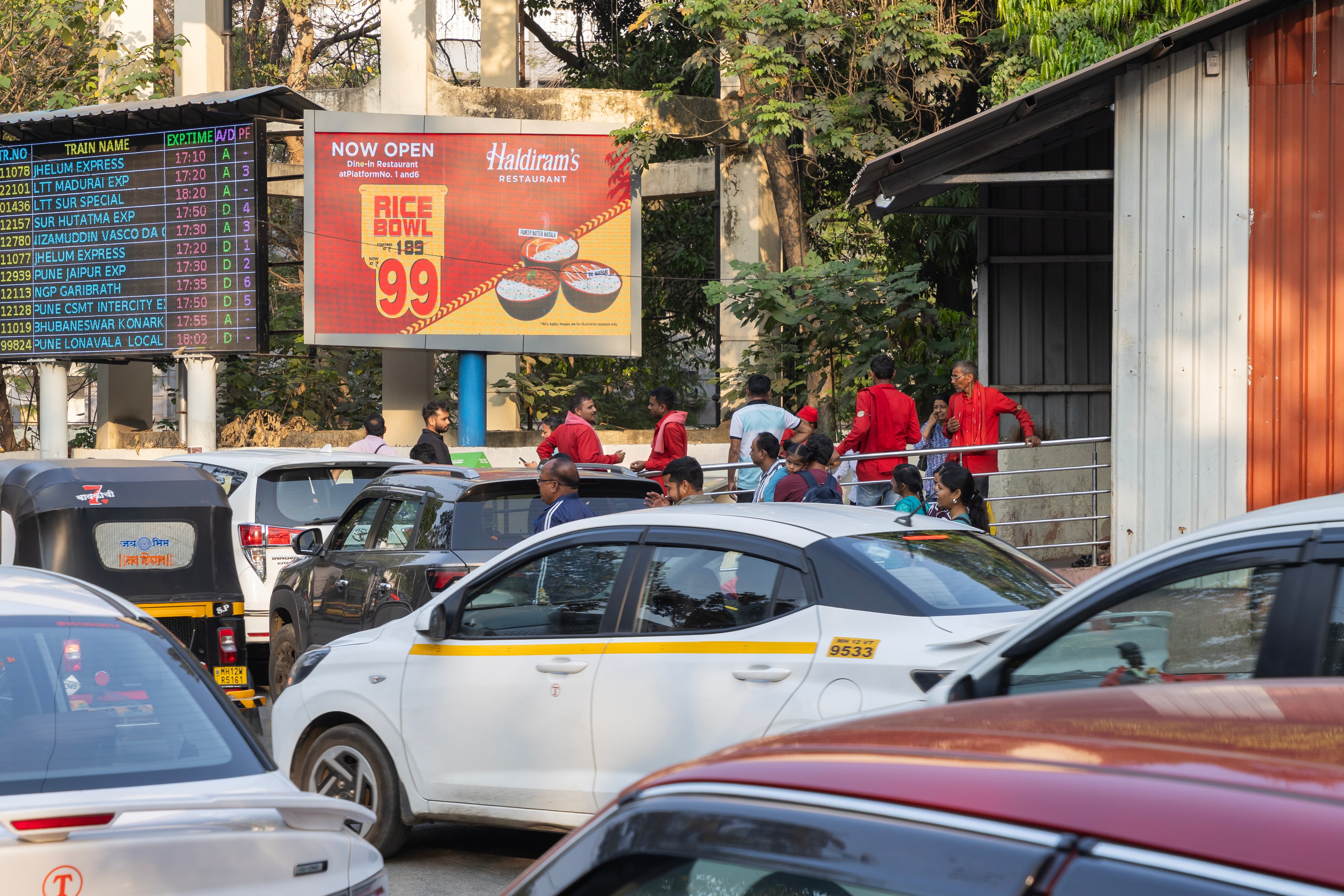 Pune Station Tadiwala Road LED advertising location