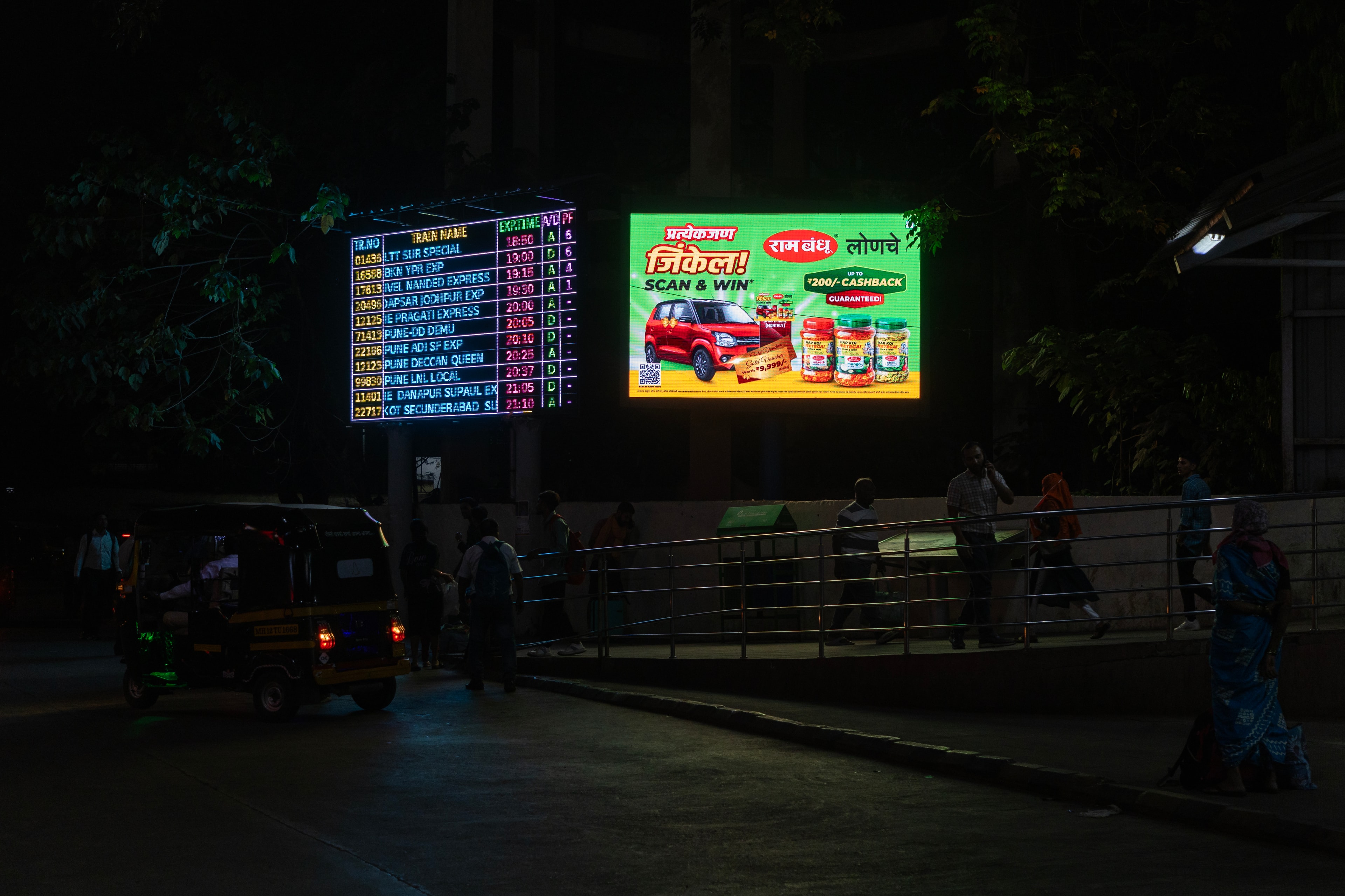 Ram Bandhu campaign at Pune Station Tadiwala Road LED