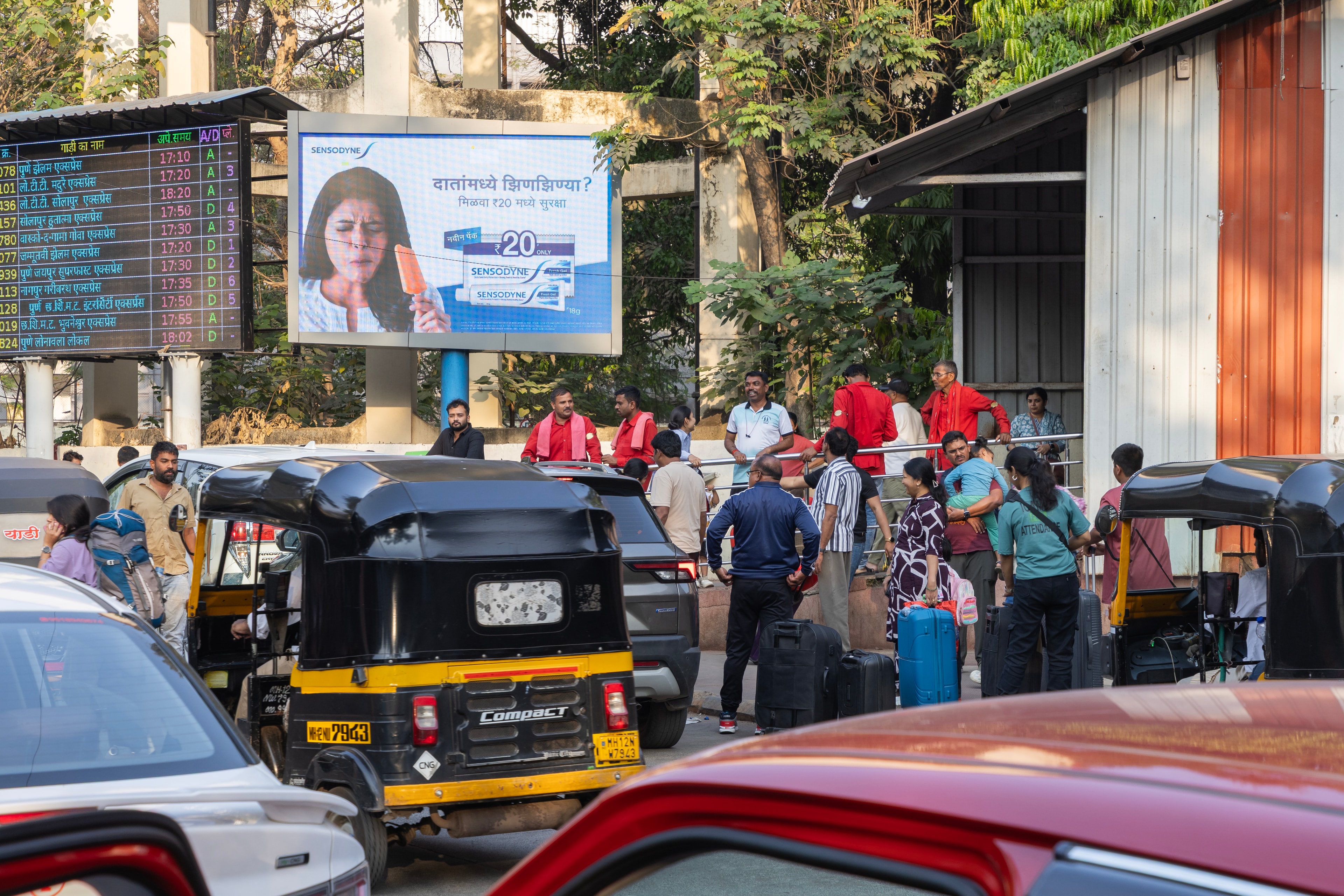 Sensodyne campaign at Pune Station Tadiwala Road LED